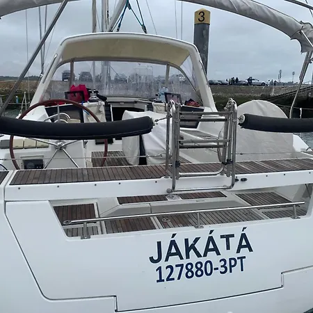 Botel Veleiro Jakata *